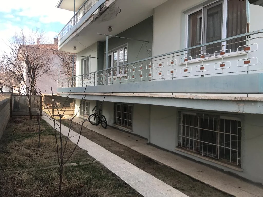 Erzincan Merkez’de Konumlu Üzerinde Mesken Kullanımlı Bina Bulunan Arsa